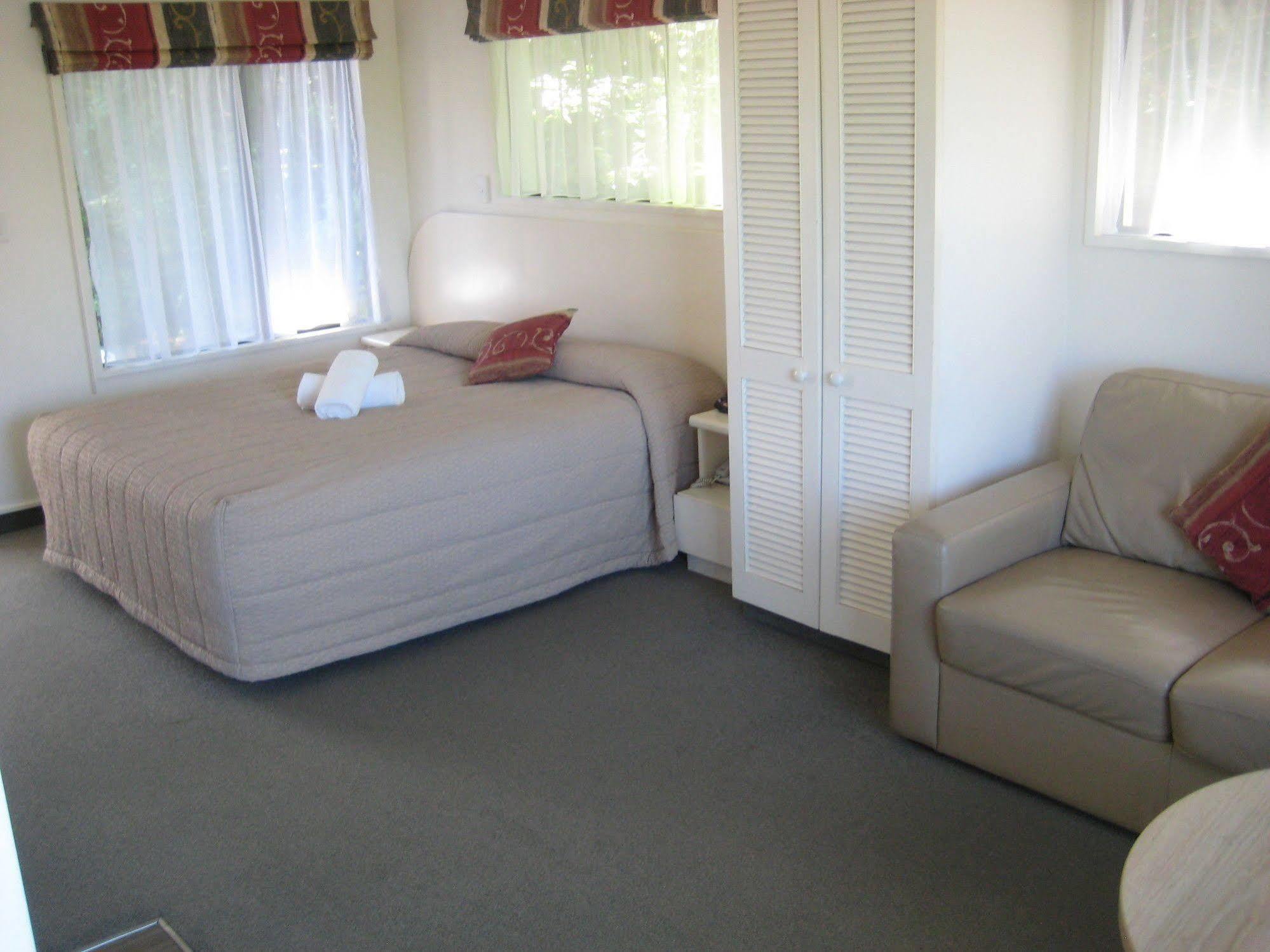 755 Regal Court Motel Dunedin Extérieur photo